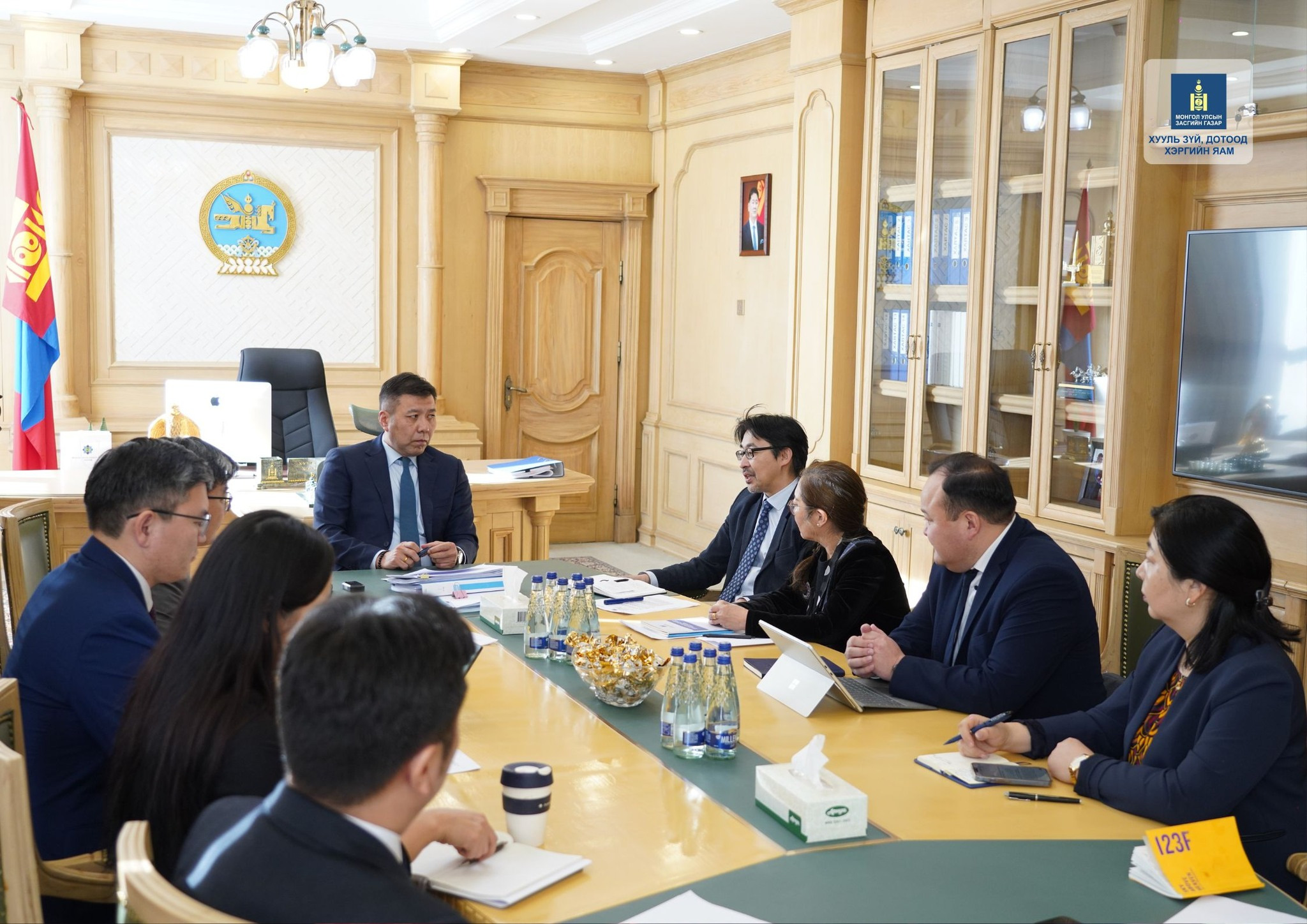 Монголын хуульчдын холбооны төлөөлөлтэй уулзаж, санал солилцлоо